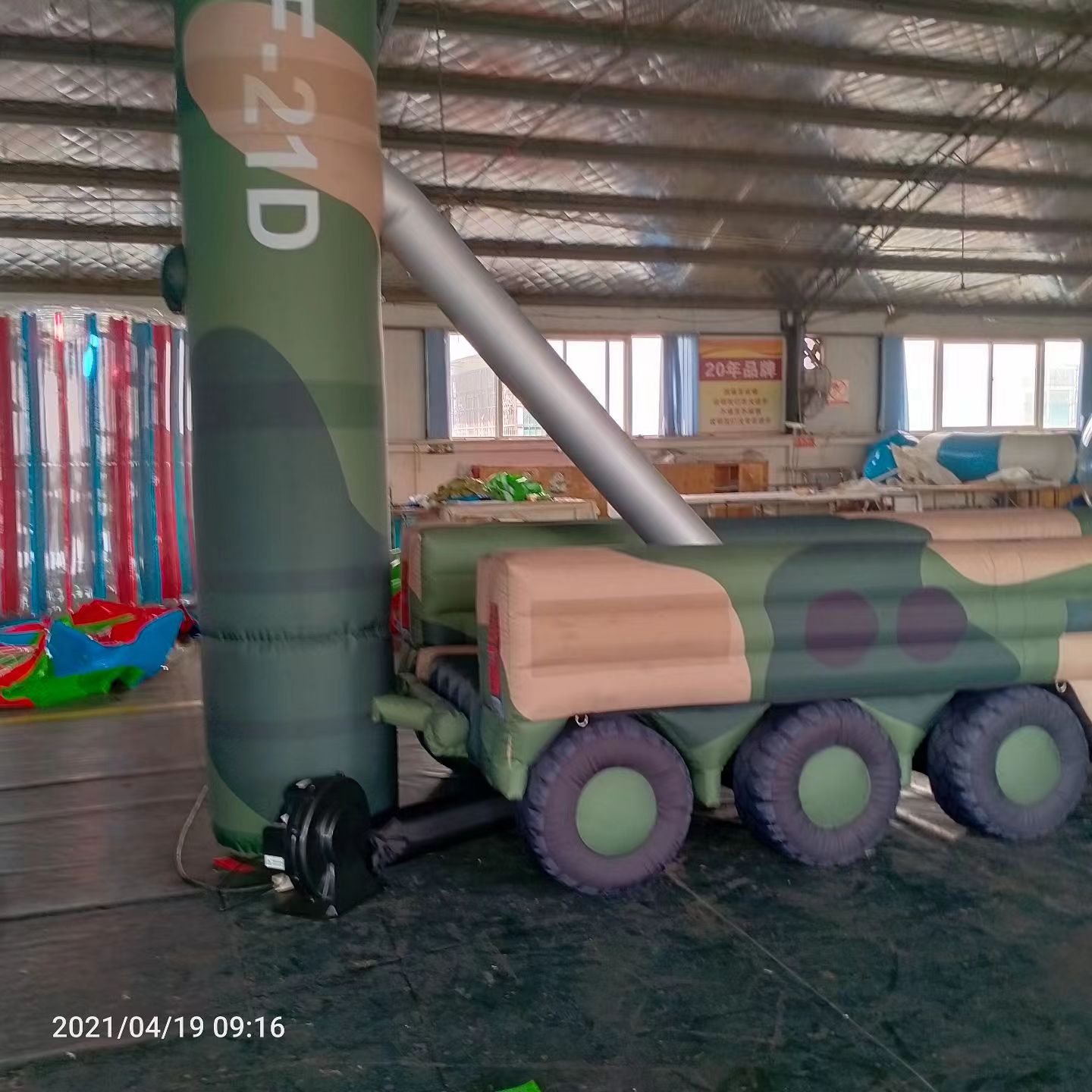 南山军事演习中的充气目标车辆：模拟发射车雷达车坦克飞机